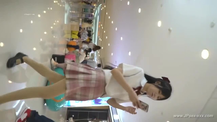 【盗撮動画】この可愛い制服娘がこれからパンチラ盗撮されます（スト越し純白パンティ）