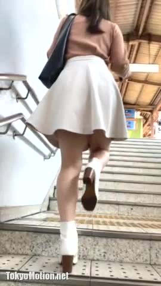 【盗撮動画】ワンチャンJDレベルの可愛い素人娘の電車内対面パンチラ！脚の間で輝く白パンティ
