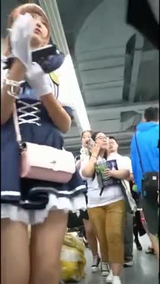 【盗撮動画】童顔可愛いコスプレイヤーちゃん逆さ撮りパンチラ。まさかのピンクの生パンでしたw