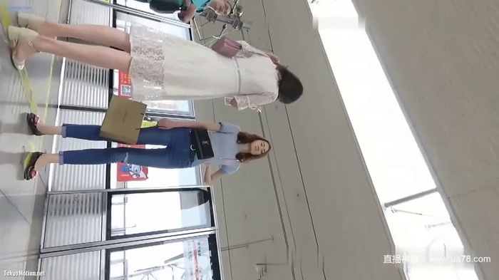 【盗撮動画】軽く1時間は眺めていられる黒髪清楚系美女の純白パンティを逆さ撮りでご覧ください