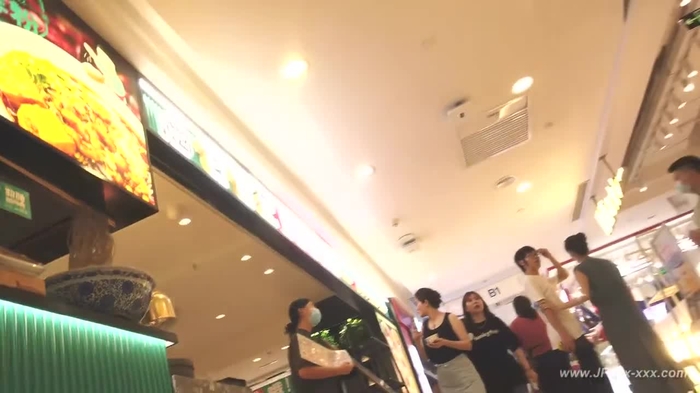 【盗撮動画】完全ガチです。休日のショッピングモールで素人娘たちのパンチラを撮りまくる危険人物