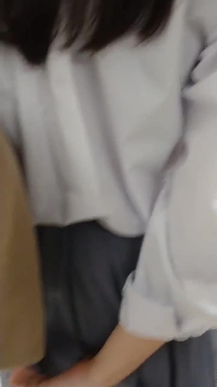 【盗撮動画】駅のエスカでスカートを抑えても結局パンチラを撮られる制服JKさんたち