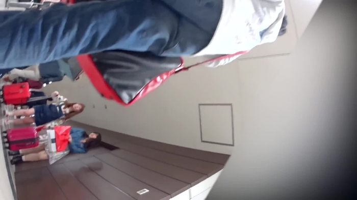 【盗撮動画】旅行中のデニスカ女子がパンチラ撮り師に逆さ撮りされてしまった結果・・・