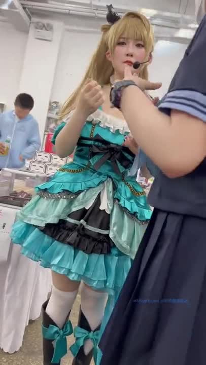 【盗撮動画】イベント会場で純白パンチラを盗撮される激カワニーハイレイヤーさん