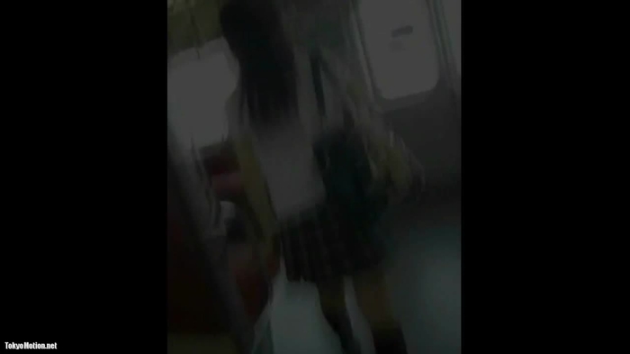 【盗撮動画】美少女JK「やっべ 変な人の前に座っちゃったよ…」→パンチラ盗撮されていた結果・・・