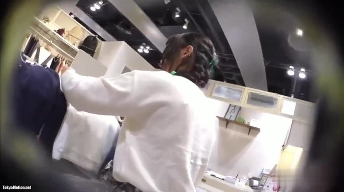 【盗撮動画】激カワ店員の純白パンティをフロントから激撮。アパレル店内での逆さ撮り映像です