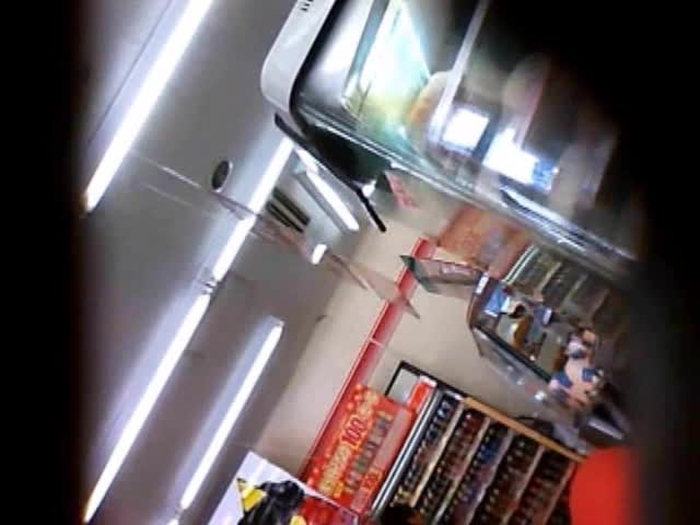 【盗撮動画】病院近くのコンビニで休憩中のナースのパンチラを隠し撮る変態の投稿動画