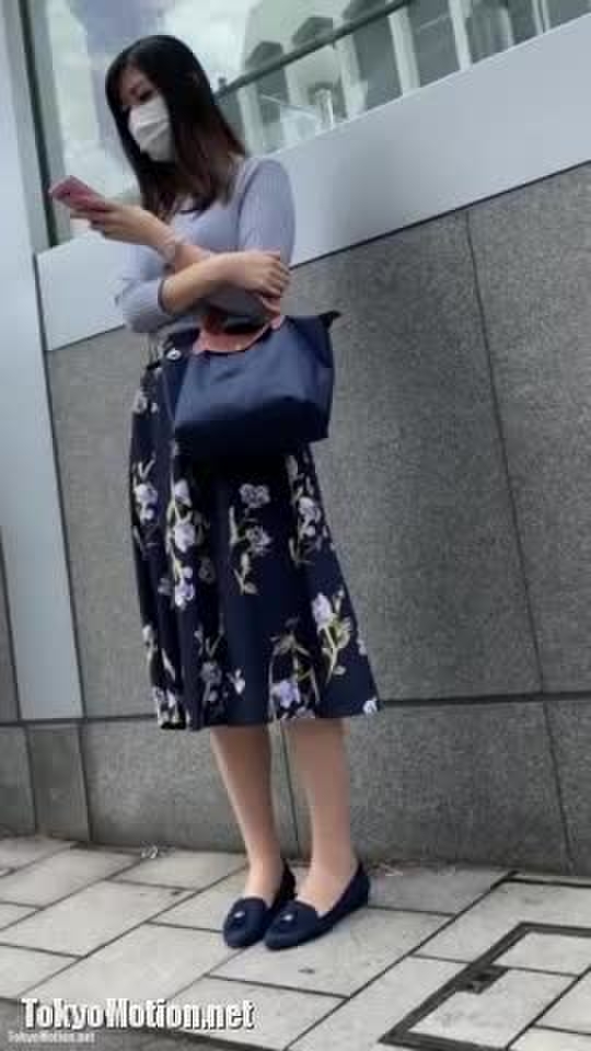 【盗撮動画】美人奥様のスカートをめくりパンチラ盗撮に及ぶ超危険人物の犯罪記録映像