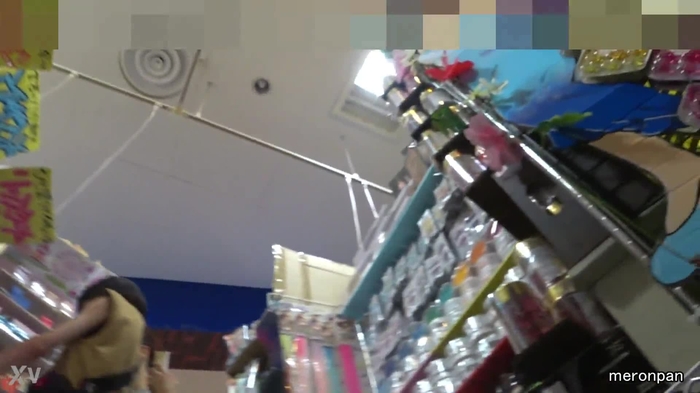 【盗撮動画】ママと買い物中に逆さ撮りの格好のターゲットになってしまった華奢な女子生徒さん