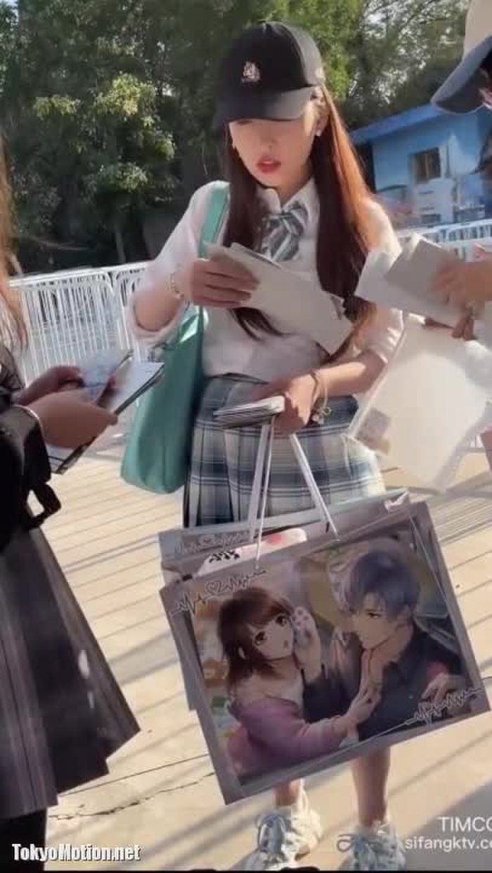 【盗撮動画】とあるイベント会場で撮影された制服娘の本物パンチラ動画、ネットに出回ってしまう…