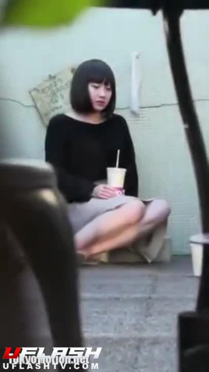 【盗撮動画】仕事の休憩中に座りパンチラを激撮されてしまった激カワ素人女子さんがこちら