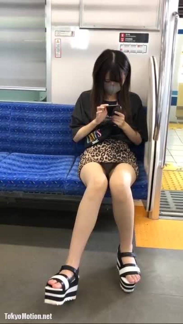 【盗撮動画】脚が細いからパンツ丸見え！ヒョウ柄スカートギャルの電車内対面パンチラ