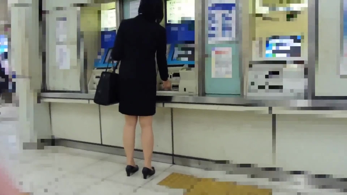 【盗撮動画】電車で対面パンチラ盗撮！スーツOLのパンティってなんでこんなにエロく感じるんだろうなw