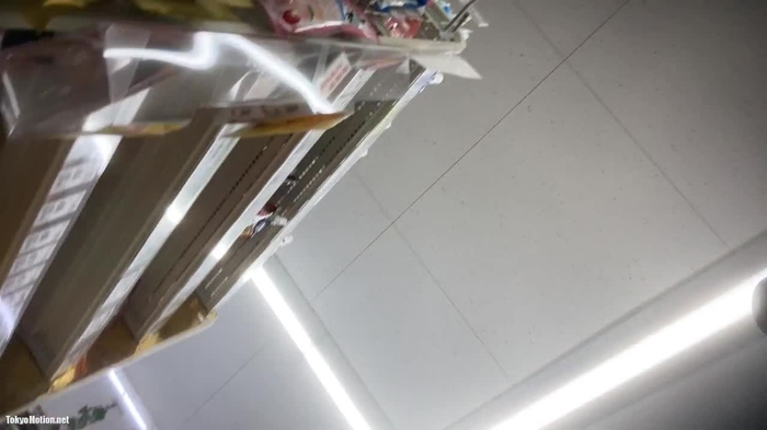 【盗撮動画】これから出勤っぽいお水系ギャルの最高にスケベなTバックパンチラ ※コンビニ店内編