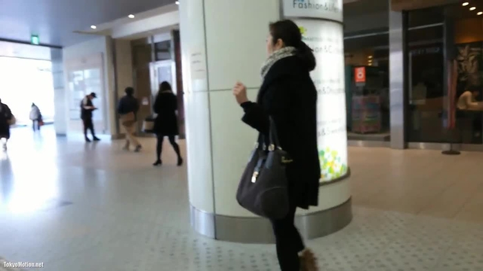 【盗撮動画】駅のエスカでスカートめくりパンチラ盗撮！清楚系女子の黒スト越しピンクパンティ