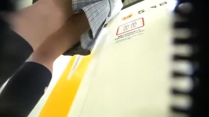 【豪快風パンチラ】有能撮り師さん、駅のホームで制服JKの純白サテンパンティの奪取に成功する