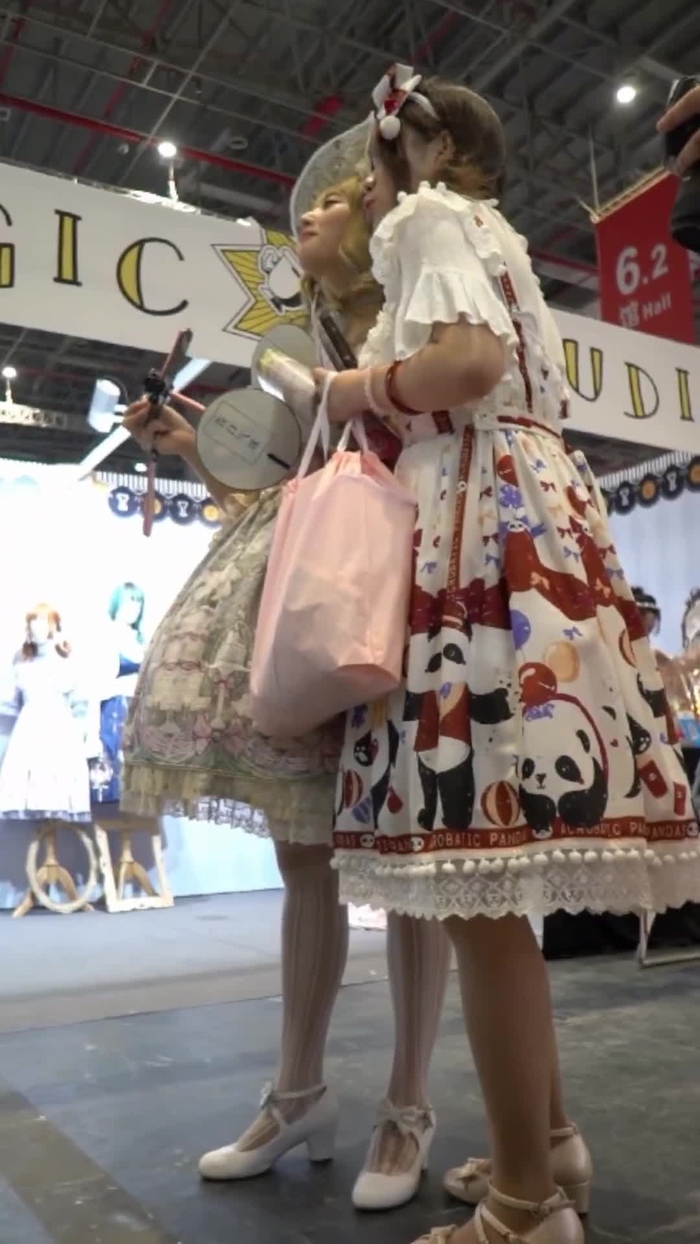【盗撮動画】とある変態「コミケ会場で激カワコスプレ娘のパンチラ盗撮余裕でした」⇒ 動画がこちら