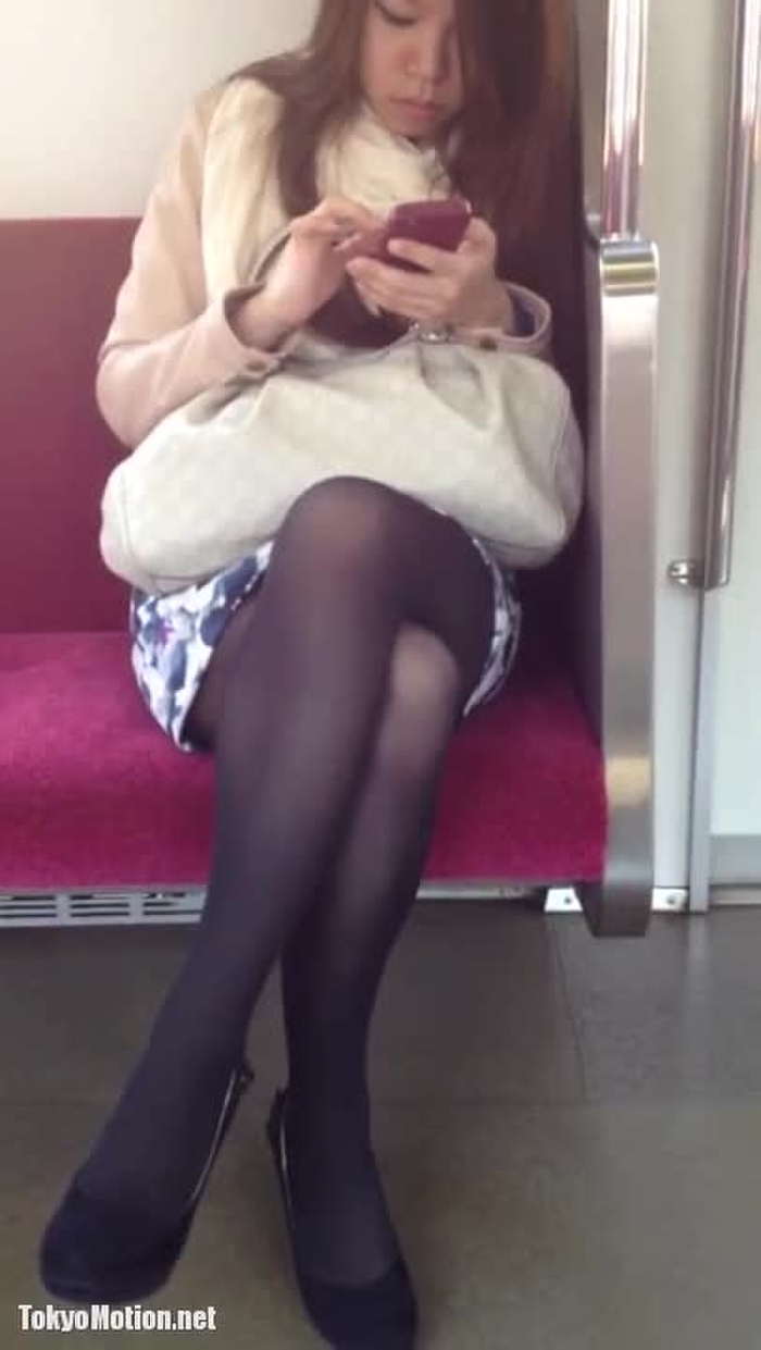 【盗撮動画】ガチ素人ギャルの黒パンスト美脚視姦動画。電車対面アングルでスマホカメラでじっくり撮影