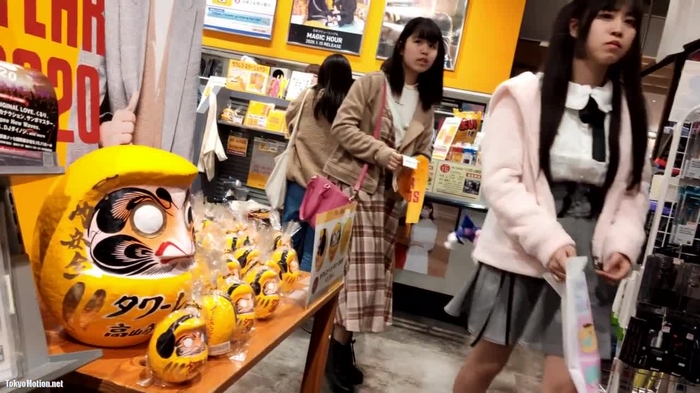 【盗撮動画】完全特定不可避。誰もが知る店内で私服JKを逆さ撮りしたパンチラ動画、流出・・・