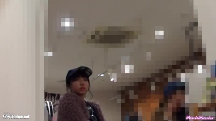 【盗撮動画】即削除注意！若そうな黒髪美少女の純白パンティを店内逆さ撮りに成功した貴重な映像