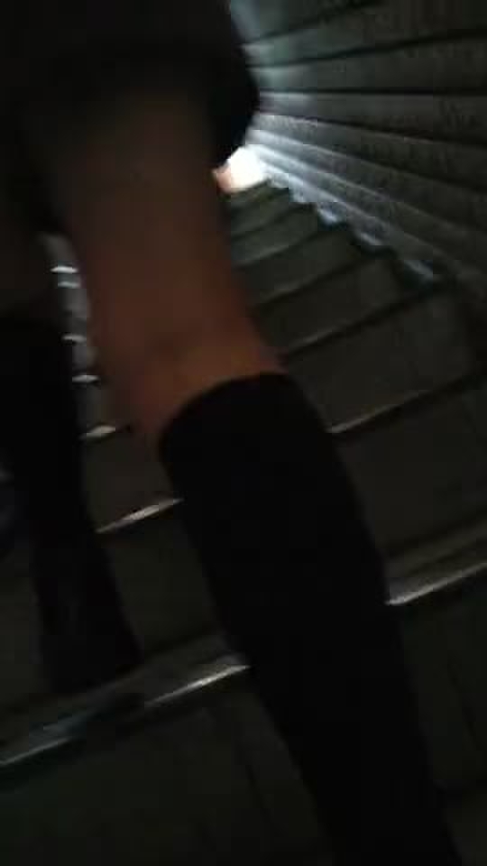 【盗撮動画】どう見てもガチと話題の制服JKスマホ撮りパンチラ動画、ついに流出してしまう・・・