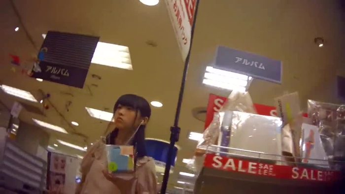 【盗撮動画】JK～JD疑惑の10代娘たちを逆さ撮りしまくるフロントまで拝める店内パンチラ盗撮動画。