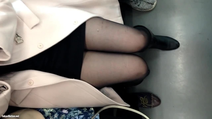 【盗撮動画】電車内対面パンチラ！変態のスマホカメラ盗撮の餌食になった黒スト美脚JD