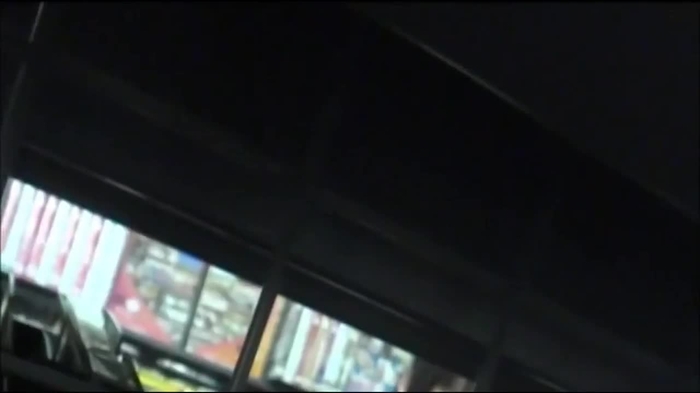 【盗撮動画】レンタル店で激撮された激ミニスカJDの棚越ししゃがみストライプパンティ