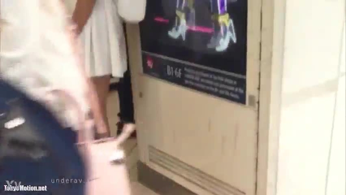 【盗撮動画】友達と待ち合わせ中の美少女JKがパンチラを撮られるまでの一部始終をご覧ください
