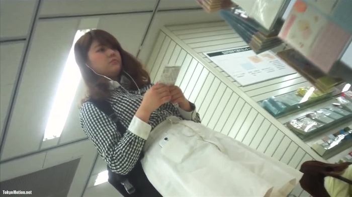 【盗撮動画】可愛い系私服JDのしゃがみパンティを棚越しにがっつり。プロ撮り師の残した功績がやばい