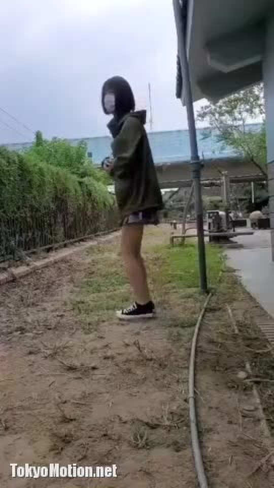 スマホ個人撮影 ？？！…ソワソワしながら挿入してたアナルバイブを引っこ抜いてお漏らしする変態娘ww