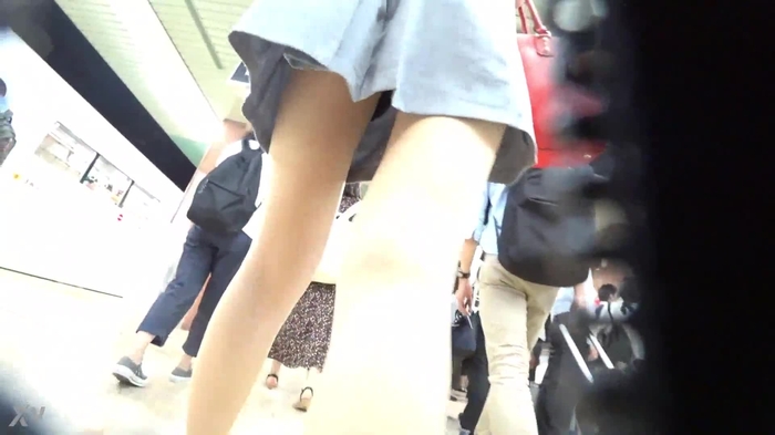 【盗撮動画】駅構内逆さ撮りパンチラ！通勤途中？にパンティチェックされるスタイル抜群セレブ美女