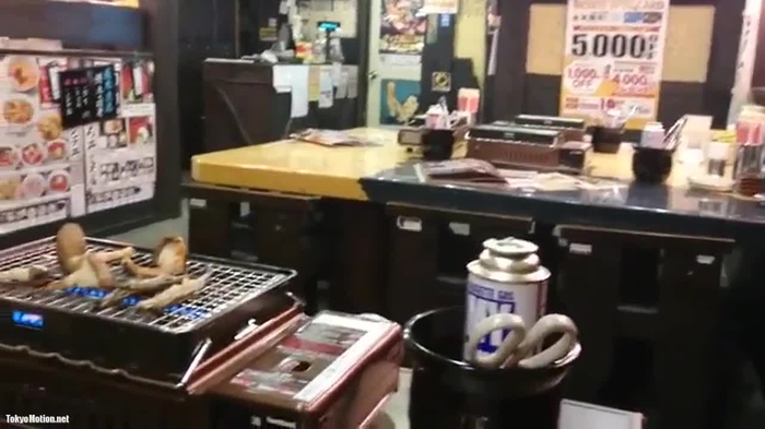 スマホ個人撮影 居酒屋でふざけてオッパイ丸出しにする色白×美乳な露出狂お姉さん…ww