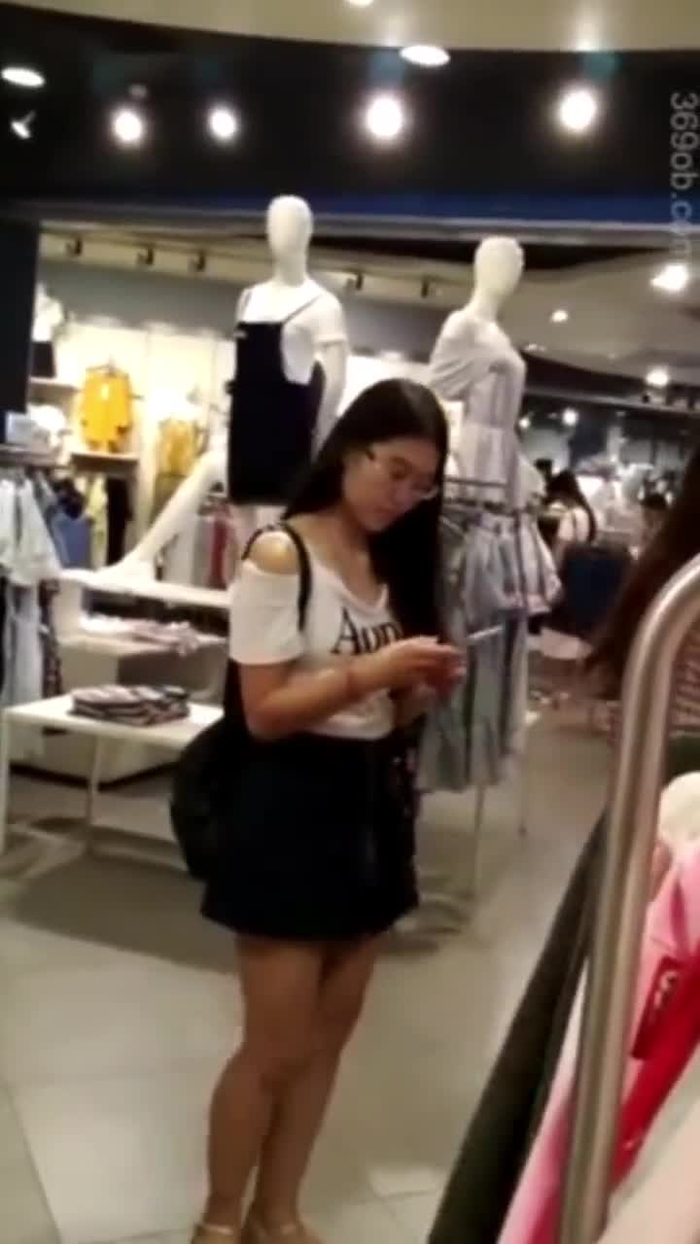 【盗撮動画】買い物中の素人娘フレンズを逆さ撮りしたらまさかのお子様綿パンツだったから公開する