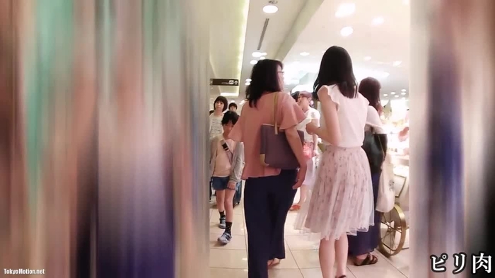 【盗撮動画】即消え注意！育ちの良さがにじみ出る美少女私服女子生徒の逆さ撮り純白パンチラ