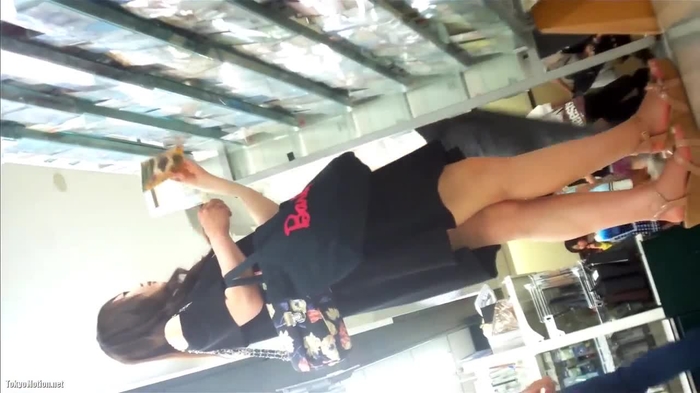 【盗撮動画】某レンタル店でパンチラ盗撮事案。S級美女の悶絶級のしゃがみピンクパンティ