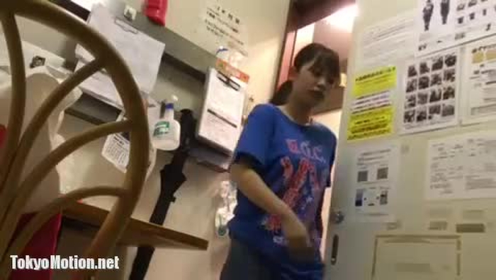 個人撮影 店長が関与、、？ 飲食バイトのJDが更衣室で着替える様子を隠し撮り。