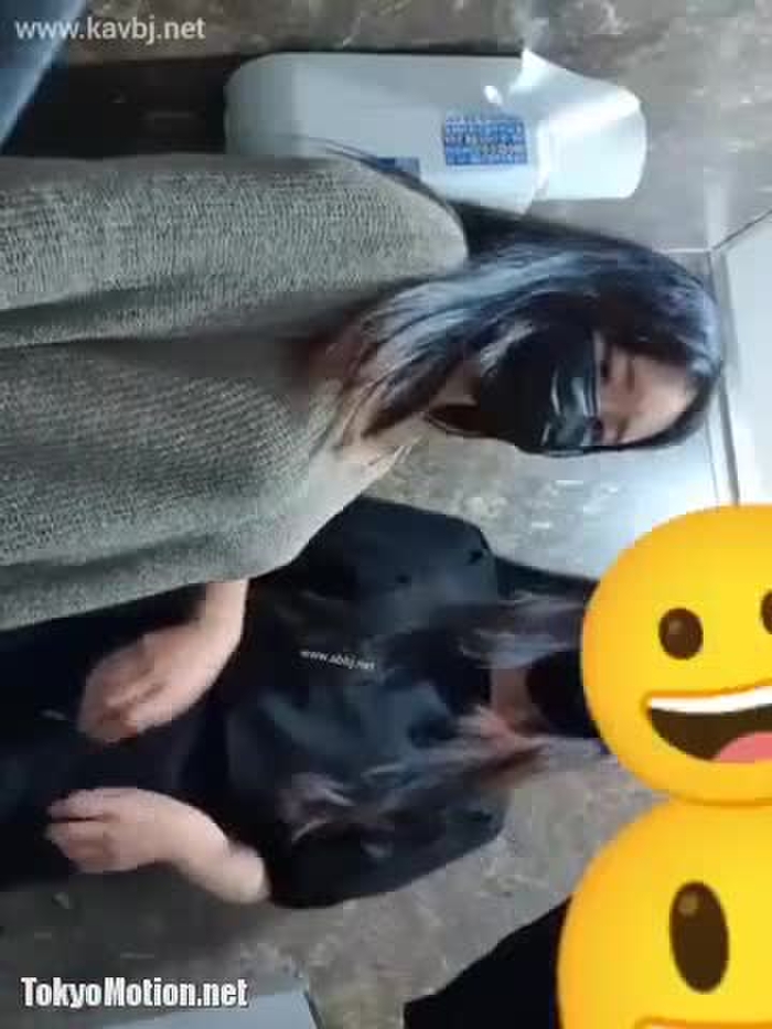 スマホ個人撮影 リアル…！！ 狭い個室トイレでおじさんに手コキをする友達同士なJDガールズ！
