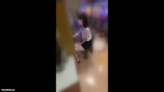 スマホ個人撮影 パチ屋にいたタイトミニの美乳ギャルとトイレで淫行→途中でゴム外して勝手に中出し！w
