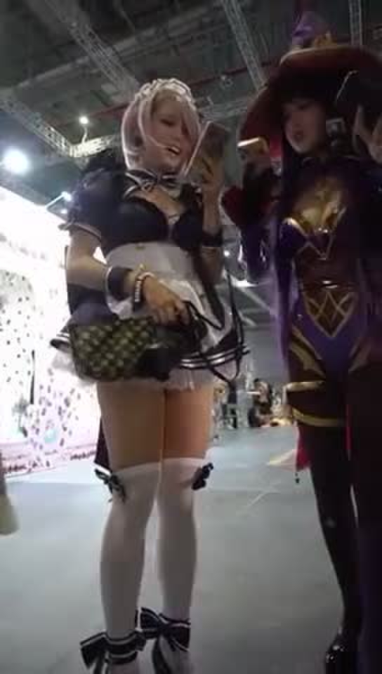 【盗撮動画】コスプレイベントに生パンで参加したレイヤーさん、早速パンチラを撮られるwww