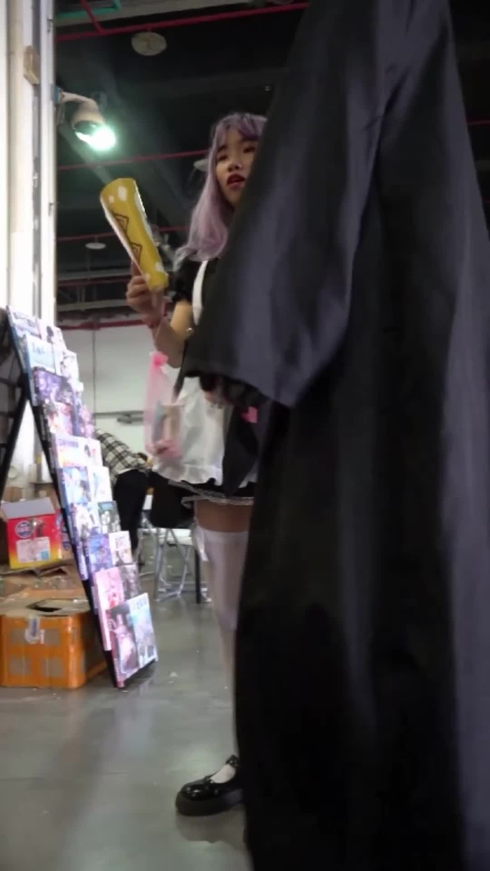 【盗撮動画】2名収録！コスプレイベント会場のS級美少女レイヤーの逆さ撮りパンチラ
