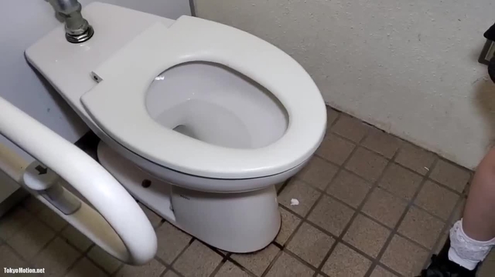 スマホ個人撮影 トイレで輪姦中出しされる巨乳娘…最後は号泣。。