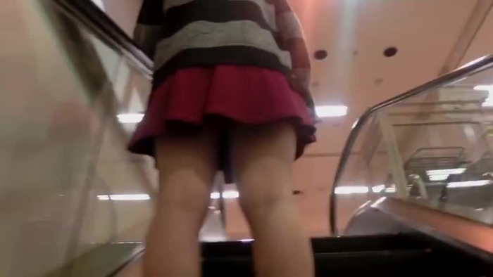 【盗撮動画】むっちむちに成長中の私服JK逆さ撮りパンチラ！しかもスカートの中身は白パンティでした