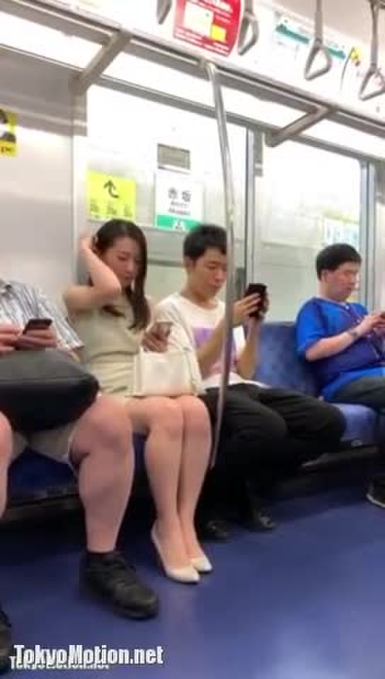 スマホ個人撮影 モデル級美女！！電車内で見つけた綺麗な人妻OLの後をつけてパンチラ盗撮！