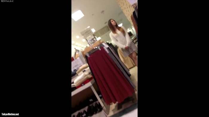 【盗撮動画】ガチ危険！ギャル風ショップ店員のノーパンに見えそうなドスケベTバック逆さ撮り映像