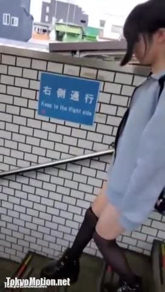 スマホ個人撮影 スキ有りすぎ……駅のホームでスマホいじってる童顔娘の胸チラを盗撮…