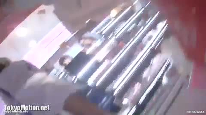 【盗撮動画】コスメショップでの例の有名美容部員の逆さ撮りパンチラ、かなりヤバそう・・・