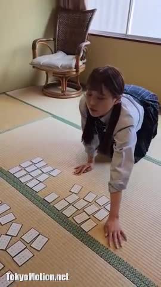 スマホ個人撮影 お正月らしい遊びに夢中なかわいい制服娘のエロいはみマンをこっそり盗撮w