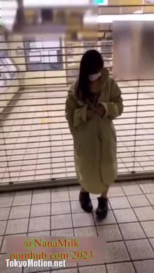 スマホ個人撮影 深夜の駅前を全裸でお散歩する強者パイパンお姉さんの露出動画…ww