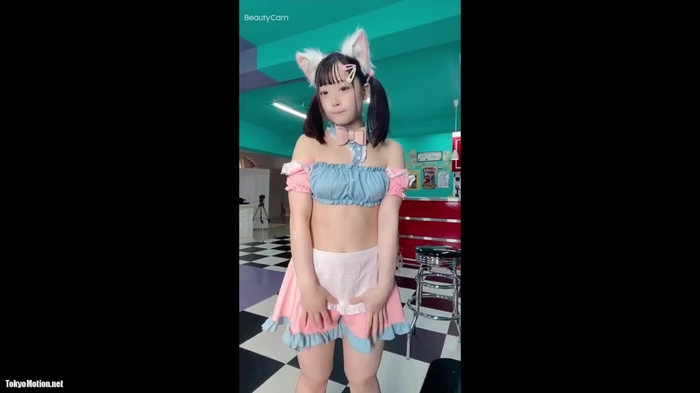 スマホ個人撮影 激カワ！！童顔すぎる色白美少女のコスプレオナニー自撮り☆彡